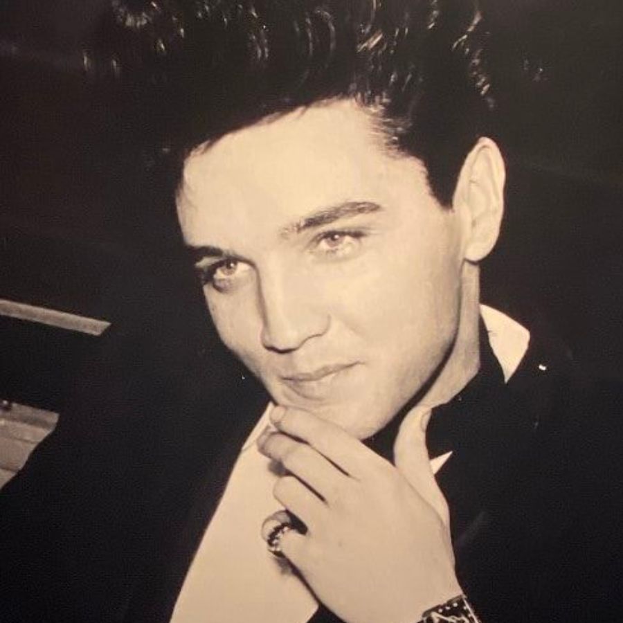 One Night: Elvis Presley’s Sultry Serenade