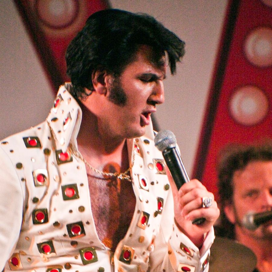 Get Ready to Rock with Elvis Presley : “Burning Love” Turns Up the Heat (1972)