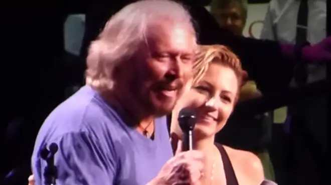 Barry Gibb inviting Maurice’s daughter on stage for duet of ‘How Can You Mend a Broken Heart’ is so moving