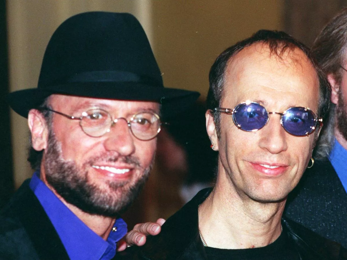 Robin Gibb’s final words were, “I wish Mo was here.” Spoken to his family shortly before his passing, these words reflected his deep yearning for his twin brother, Maurice, who had tragically passed away in 2003. Robin Gibb’s final words were, “I wish Mo was here.” Spoken to his family shortly before his passing, these words reflected his deep yearning for his twin brother, Maurice, who had tragically passed away in 2003.