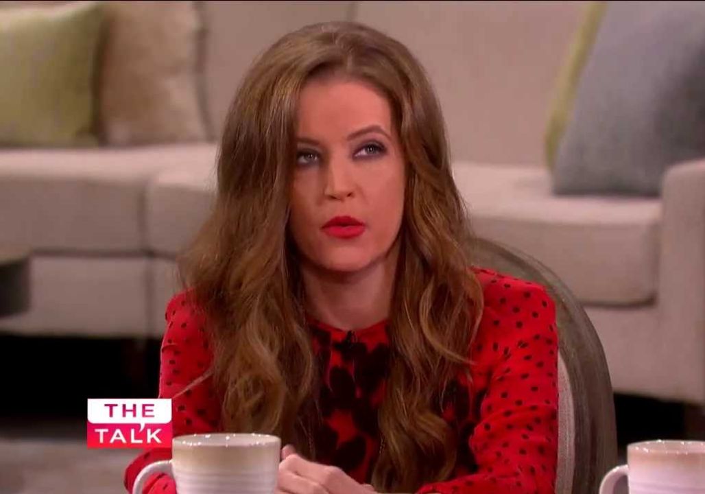 “I Was Raised in a Mansion and a Two-Bedroom Apartment”: Lisa Marie Presley Breaks Her Silence on Fame, Family, and the Pain Behind the Spotlight “I Was Raised in a Mansion and a Two-Bedroom Apartment”: Lisa Marie Presley Breaks Her Silence on Fame, Family, and the Pain Behind the Spotlight