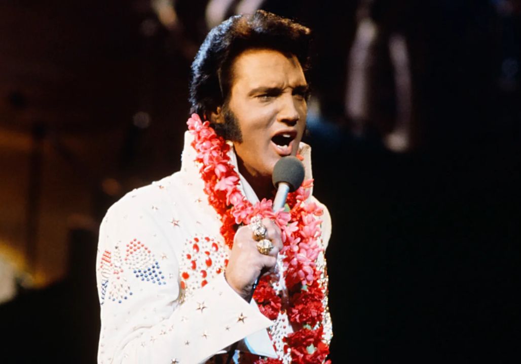 “Elvis Presley Broke Down on Stage—Because of a Secret Gift From Lisa Marie That No One Saw Coming”