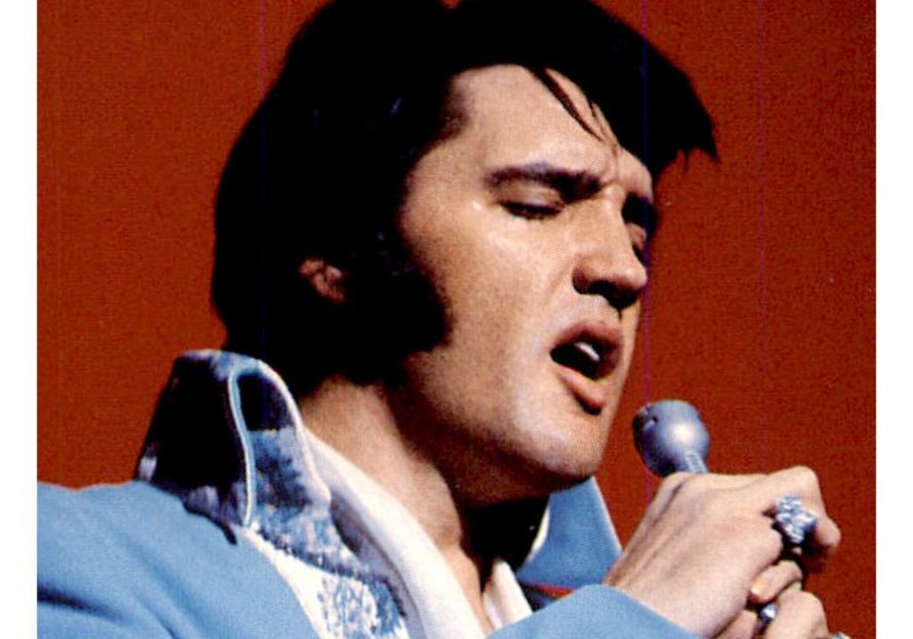 5 Year Old Lost Her Mom During Elvis Concert What Elvis Did Next Shocked 20,000 People