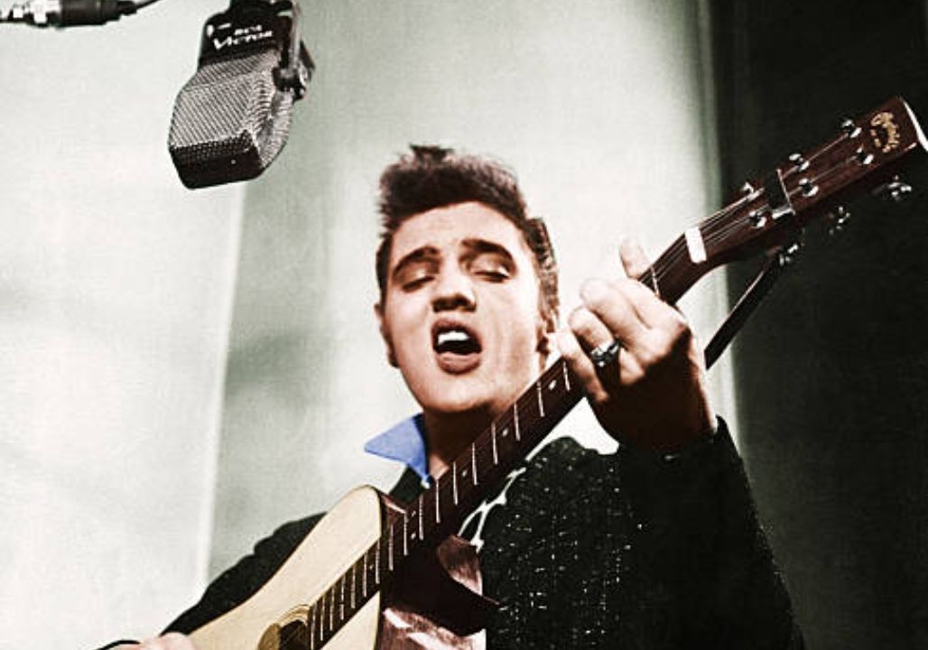 “The Piano Still Plays Itself”: What Staff and Tourists Say About Elvis Presley’s Ghost at Graceland Will Send Chills Down Your Spine