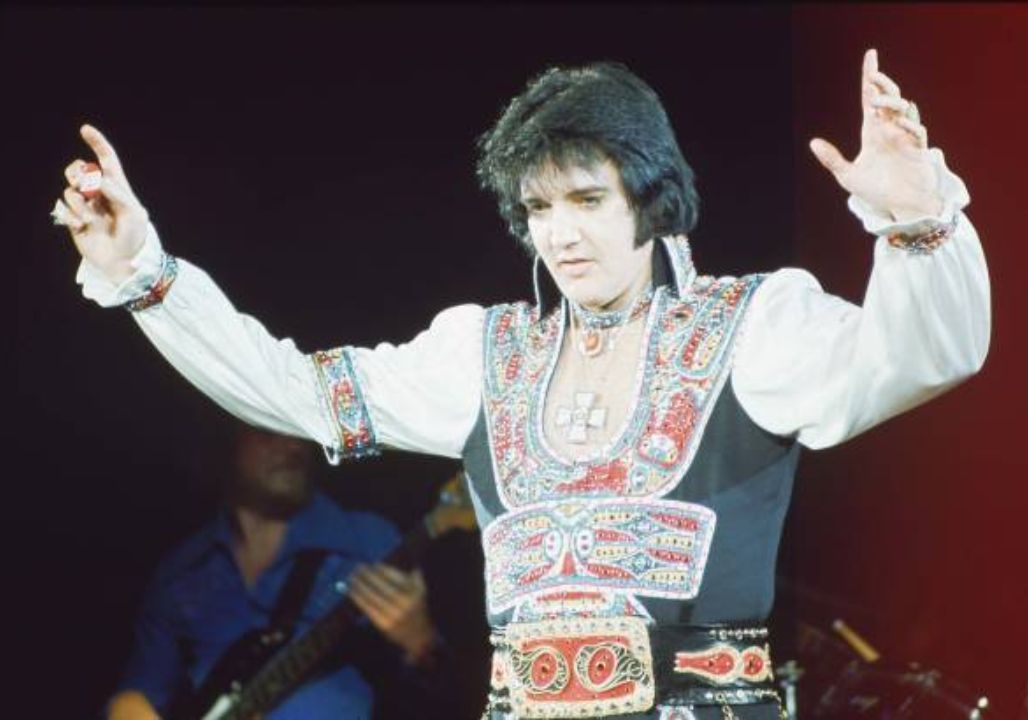 Hidden in Plain Sight: The Untold Secrets of Elvis’s Graceland Finally Revealed — You Won’t Believe What’s Still Inside the King’s Mansion!