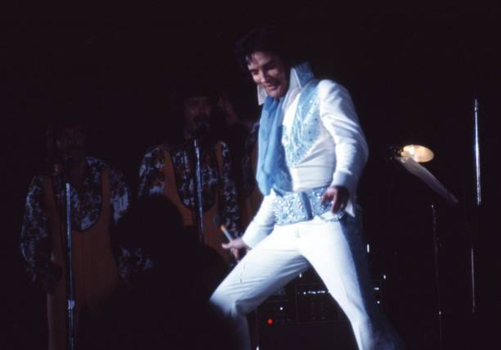 From a Secret First Burial to the Serenity of Graceland’s Meditation Garden: The Untold Journey of Elvis Presley’s Final Resting Place—And How His Beloved Daughter Lisa Marie and Grandson Benjamin Now Rest Beside Him, United in Peace After Decades of Loss and Love