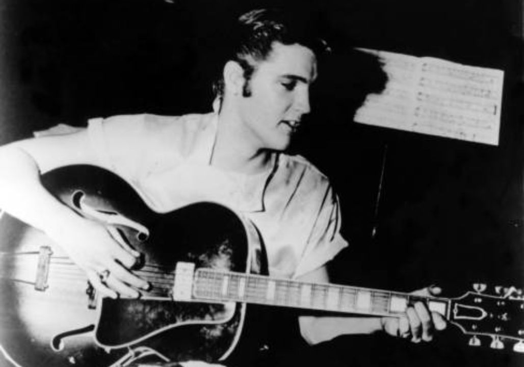 “August 16, 1977: The Day the Music Stopped – Inside the Shocking News Report That Stunned the World as Elvis Presley, the King of Rock and Roll, Was Pronounced Dead at Just 42 — From His Final Moments in Graceland to a Career That Redefined American Entertainment and Captured Millions of Hearts”