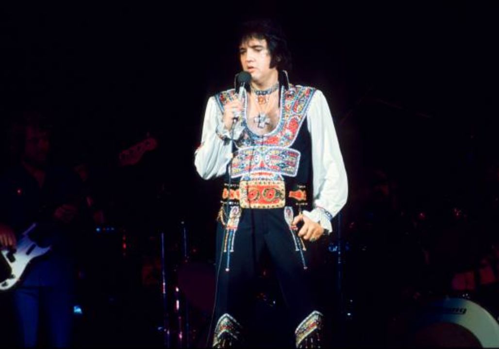 Elvis Presley’s Final Year: Inside the King’s Last 12 Months — From the Jungle Room Sessions and Heartbreak to Prescription Pills, Mysterious Farewell Words, and the Shocking Final Hours That Left Fans Wondering If His Death Was Fate, Neglect, or Something Far More Complicated