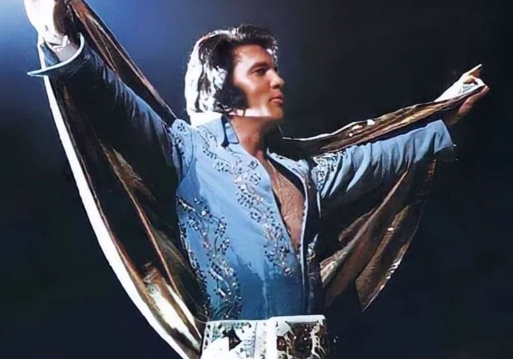 When 24-Year-Old Elvis Presley Met 14-Year-Old Priscilla Beaulieu: The Unlikely Encounter in Germany That Sparked One of the Most Famous — and Controversial — Love Stories in Music History. From a Shy Teenage Girl Far From Home to the King of Rock and Roll’s Confidante, This Is the Untold Journey of Their Secret Meetings, Midnight Phone Calls, and Emotional Bond That Grew Across Continents. Discover How a Chance Introduction in 1959 Between a World-Famous Soldier and a High School Freshman Led to Years of Hidden Romance, Parental Negotiations, and Life-Changing Decisions That Would Eventually Place a Young Woman From Wiesbaden at the Heart of Graceland. Behind the Headlines and the Fairytale Image Lies a Complex Story of Innocence, Fame, Temptation, and a Relationship That Would Test the Boundaries of Youth, Distance, and Devotion — A Story That Began Quietly in a German Living Room and Endured Through Letters, Records, and Late-Night Conversations Until It Pulled Priscilla Into the Dazzling, Demanding World of Elvis Presley Forever. When 24-Year-Old Elvis Presley Met 14-Year-Old Priscilla Beaulieu: The Unlikely Encounter in Germany That Sparked One of the Most Famous — and Controversial — Love Stories in Music History. From a Shy Teenage Girl Far From Home to the King of Rock and Roll’s Confidante, This Is the Untold Journey of Their Secret Meetings, Midnight Phone Calls, and Emotional Bond That Grew Across Continents. Discover How a Chance Introduction in 1959 Between a World-Famous Soldier and a High School Freshman Led to Years of Hidden Romance, Parental Negotiations, and Life-Changing Decisions That Would Eventually Place a Young Woman From Wiesbaden at the Heart of Graceland. Behind the Headlines and the Fairytale Image Lies a Complex Story of Innocence, Fame, Temptation, and a Relationship That Would Test the Boundaries of Youth, Distance, and Devotion — A Story That Began Quietly in a German Living Room and Endured Through Letters, Records, and Late-Night Conversations Until It Pulled Priscilla Into the Dazzling, Demanding World of Elvis Presley Forever.