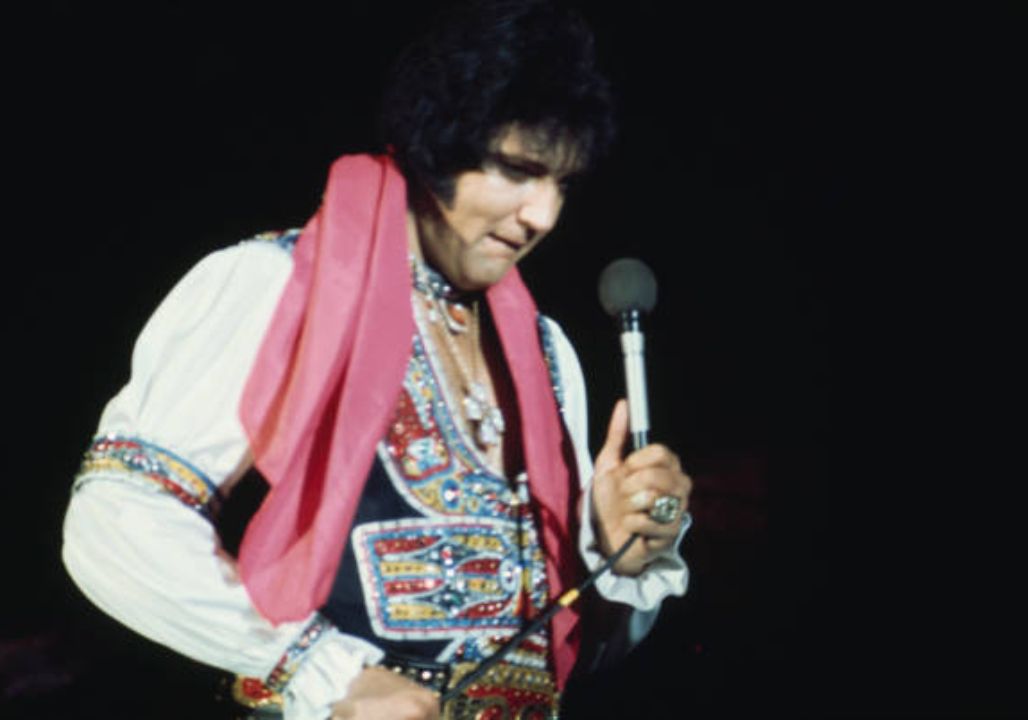 Linda Thompson’s Heartbreaking Reflection on Elvis Presley’s 1977 Final Concert—From the Glorious Heights of Aloha from Hawaii to the Frailty of His Last Televised Performance, She Reveals What It Felt Like to See the King of Rock and Roll Struggle on Stage, Battling Exhaustion, Illness, and the Weight of Fame, Offering an Intimate, Human Portrait of a Legend in His Final Days That Few Fans Truly Understand