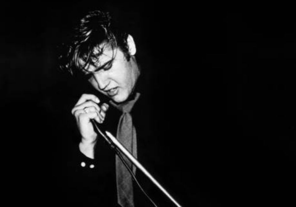 A Chance Encounter in Biloxi That Sparked One of His Most Tender Early Romances—From a White Dress and a Smile That Stole His Gaze, to Moonlit Walks on the Pier and Conversations Until Sunrise, This Story Reveals the Human Side of the King Before Fame Overtook Him, Capturing the Innocence, Beauty, and Magic of Elvis’s First Date With the Love of His Life A Chance Encounter in Biloxi That Sparked One of His Most Tender Early Romances—From a White Dress and a Smile That Stole His Gaze, to Moonlit Walks on the Pier and Conversations Until Sunrise, This Story Reveals the Human Side of the King Before Fame Overtook Him, Capturing the Innocence, Beauty, and Magic of Elvis’s First Date With the Love of His Life