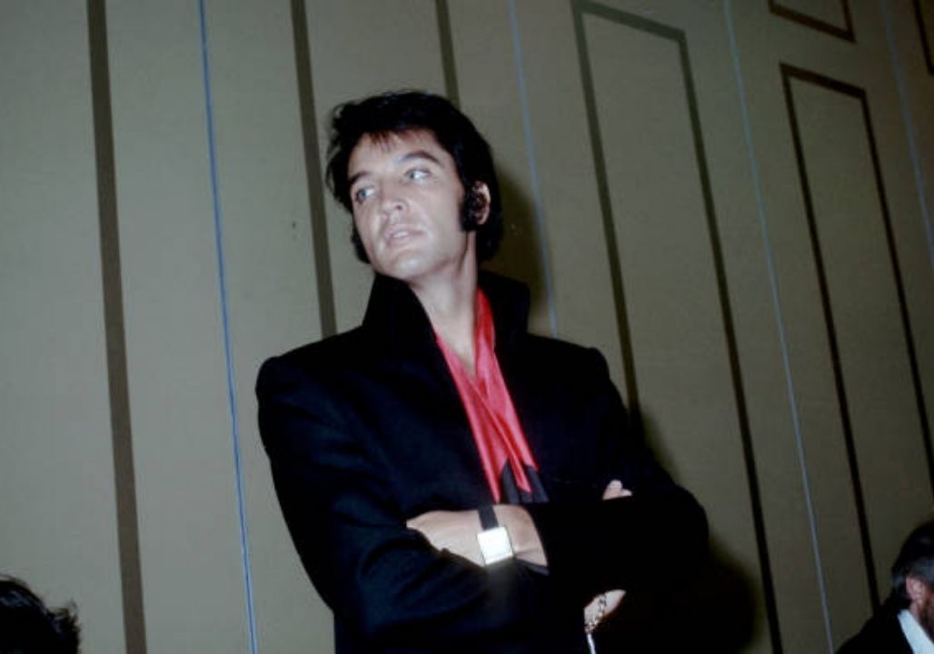 Rare and Forgotten Elvis Presley Photos Unearthed—From Girlfriends and Childhood Friends to Karate Achievements, Movie Sets, and Iconic Stage Performances, These Candid Images Reveal the Human Side of the King of Rock ‘n’ Roll That Fans Rarely See, Offering an Intimate Look Beyond the Legend