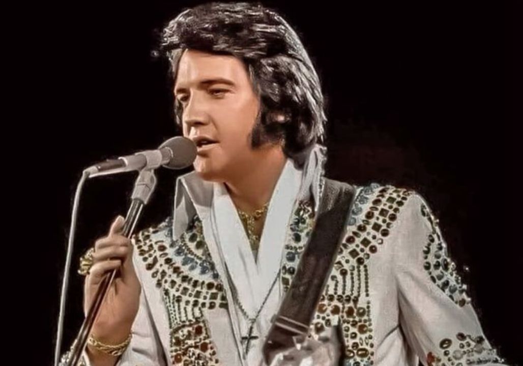 On a Las Vegas night in 1975, Elvis Presley discovered a hidden note from his daughter, Lisa Marie, just before stepping on stage. What began as a simple message in a child’s handwriting turned into a life-changing revelation, reminding the King of Rock and Roll that his music was more than performance—it was love, healing, and connection. That night, Elvis broke down in tears and sang like never before. On a Las Vegas night in 1975, Elvis Presley discovered a hidden note from his daughter, Lisa Marie, just before stepping on stage. What began as a simple message in a child’s handwriting turned into a life-changing revelation, reminding the King of Rock and Roll that his music was more than performance—it was love, healing, and connection. That night, Elvis broke down in tears and sang like never before.