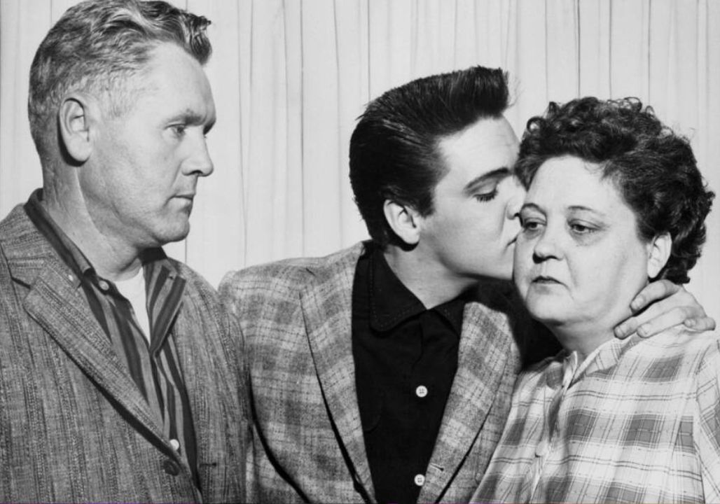 The Dark Truth About Elvis Presley’s Relationship With His Mom Elvis and Gladys Presley Relationship The Dark Truth About Elvis Presley’s Relationship With His Mom Elvis and Gladys Presley Relationship