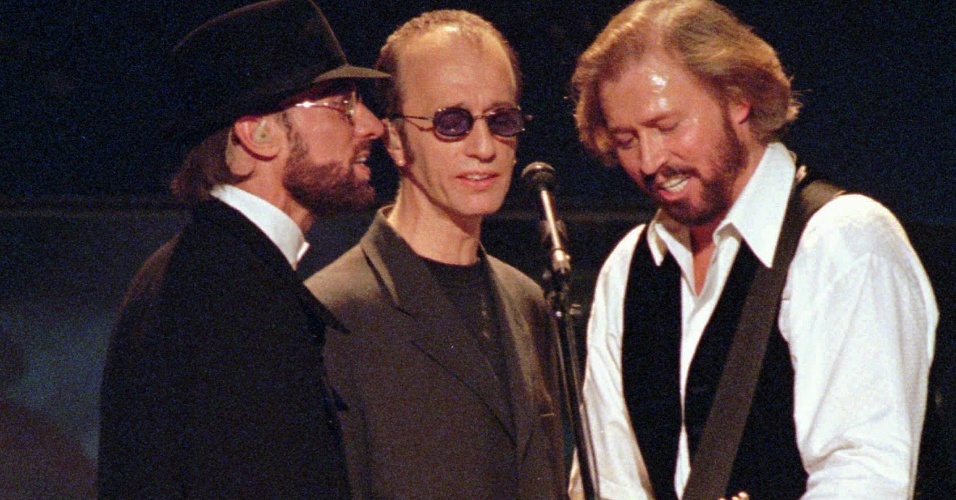 When the Bee Gees accepted the GRAMMY Legend Award in 2003, it should have been a moment of triumph. Instead, it became a heart-wrenching tribute to a fallen brother. With Maurice Gibb’s sudden passing just months earlier, Barry and Robin took the stage in tears, holding the world’s gaze as they honored not only their shared legacy but the family that gave their music meaning. What unfolded was one of the GRAMMYs’ most unforgettable and emotional moments…