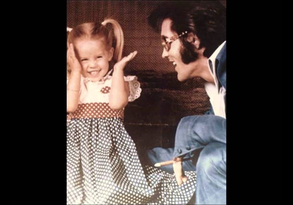 On the night of August 16, 1977, Lisa Marie Presley was just a little girl drifting between dreams in her room at Graceland when her father gently opened the door. Elvis stepped inside quietly, his voice soft as he told her to get some sleep. There was nothing extraordinary about that moment, just the simple tenderness of a father checking on his daughter. Yet it became the memory she would carry for the rest of her life, the final glimpse of the man who meant everything to her.