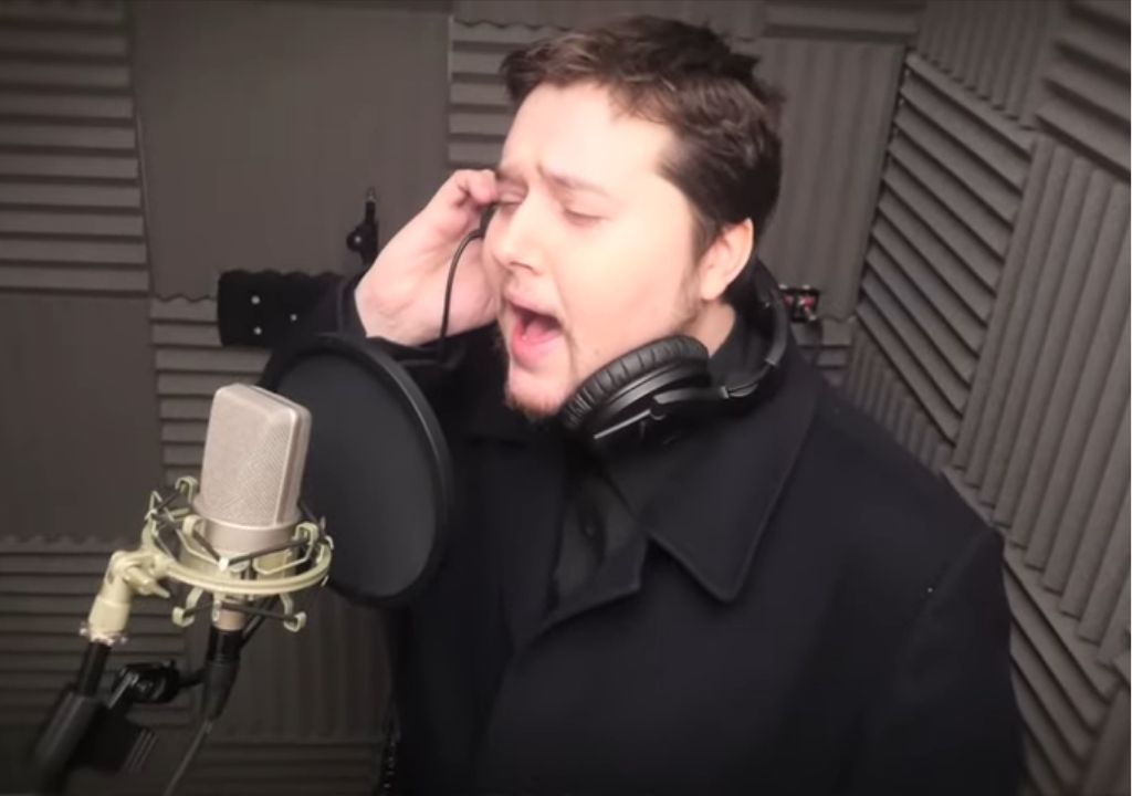 A Voice So Familiar… RJ Honors Robin Gibb with I Started a Joke, and Fans Can’t Hold Back the Tears.