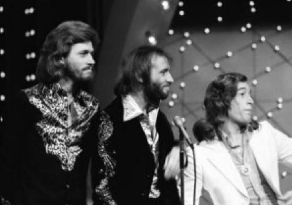 Maurice Gibb wasn’t just the bassist — he was the comedian! Watch how he hilariously stole The Midnight Special!