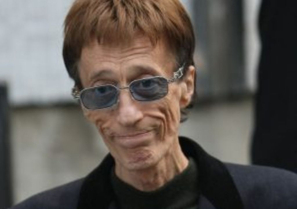 In his final days, Robin Gibb wasn’t just fighting cancer — he was chasing eternity. Haunted by the voice of his late twin Maurice and driven by a quiet mission to honor forgotten heroes, Robin recorded melodies from his hospital bed, whispering songs into the silence. One of his last creations, a tribute to WWI soldiers, became more than music — it became legacy. “A Star in Heaven” isn’t just a name. It’s the truth about a man whose voice still echoes, whose soul never left. What did Robin hear in the silence… and why won’t his story fade?