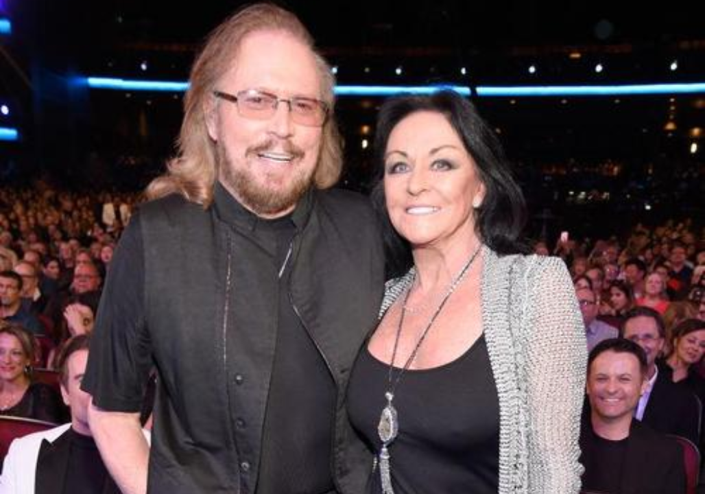 Before the lights, before the glory — there was Linda. The woman who stood by Barry Gibb through every song, every storm, every triumph. Their love remains one of music’s greatest untold stories.