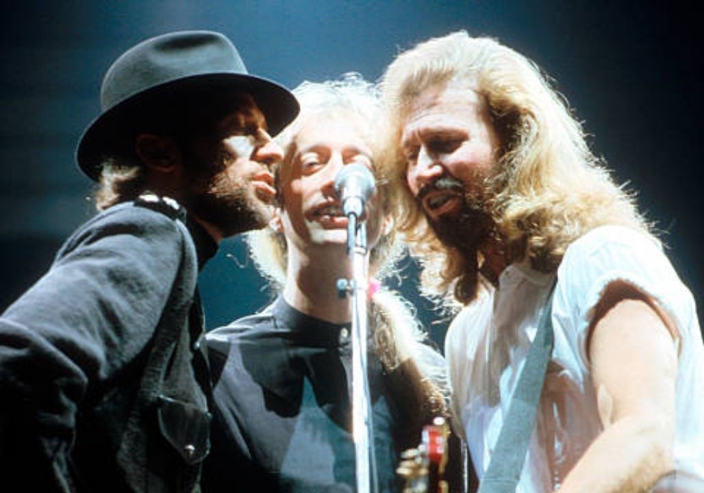 “Before the cameras cut, these unseen moments revealed the Bee Gees as the world rarely saw them.”