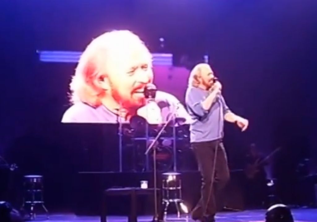 Barry Gibb Sings to His Wife at Chicago’s United Center