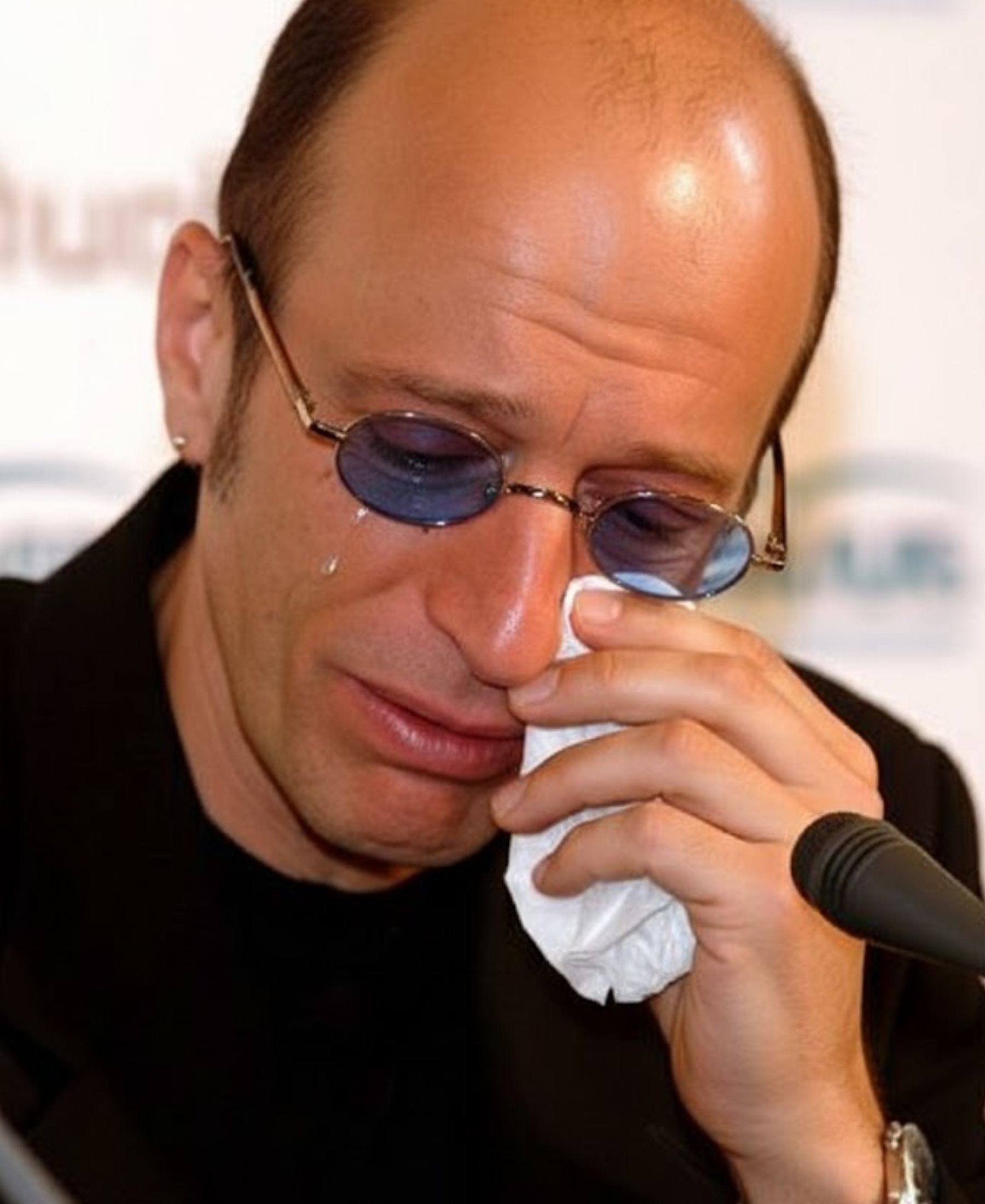 In 2003, Robin Gibb broke down on camera — and the silence said everything.