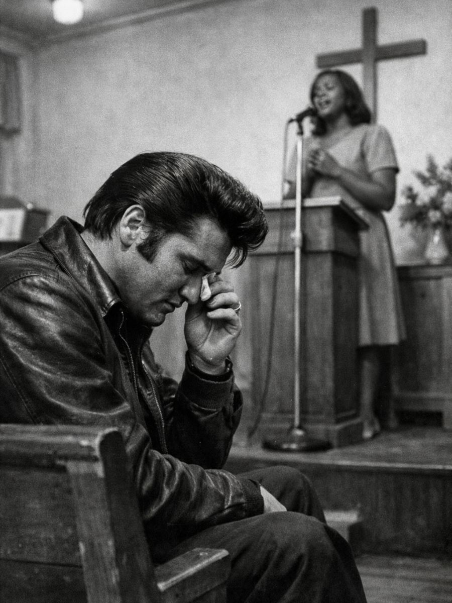 He Waited Two Hours to Say Just 7 Words — The Sunday Morning That Made Elvis Presley Cry