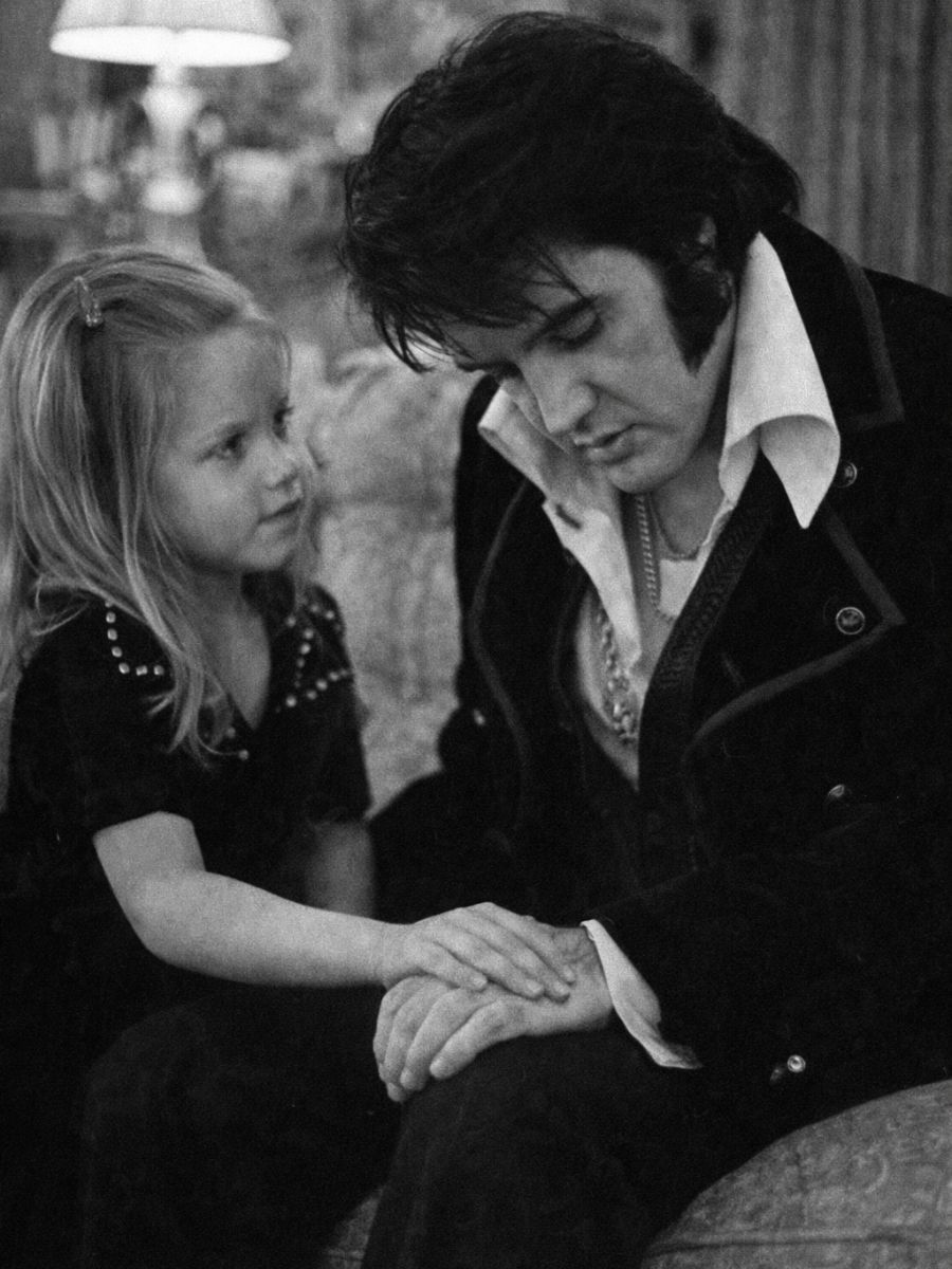 THE NIGHT A LITTLE GIRL HELD THE KING’S HAND — AND FELT HIS WORLD COLLAPSE