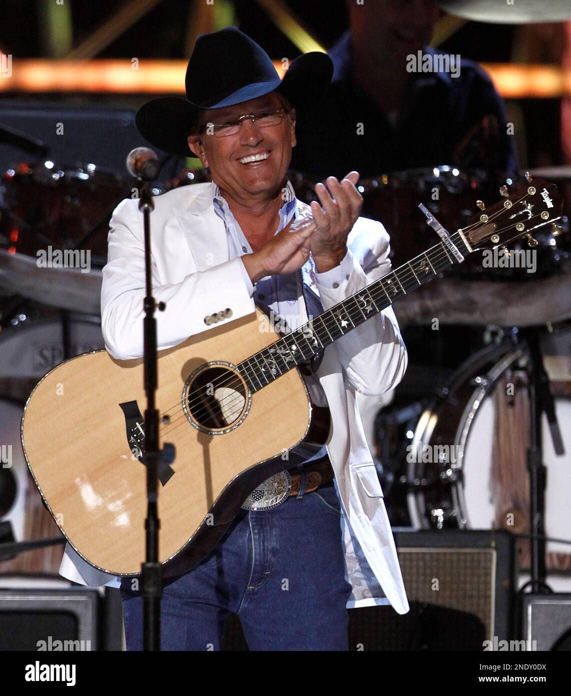 George Strait performs at Brooks & Dunn “The Last Rodeo” tribute concert on  Monday, April 19, 2010, in Las Vegas. (AP Photo/Matt Sayles Stock Photo -  Alamy