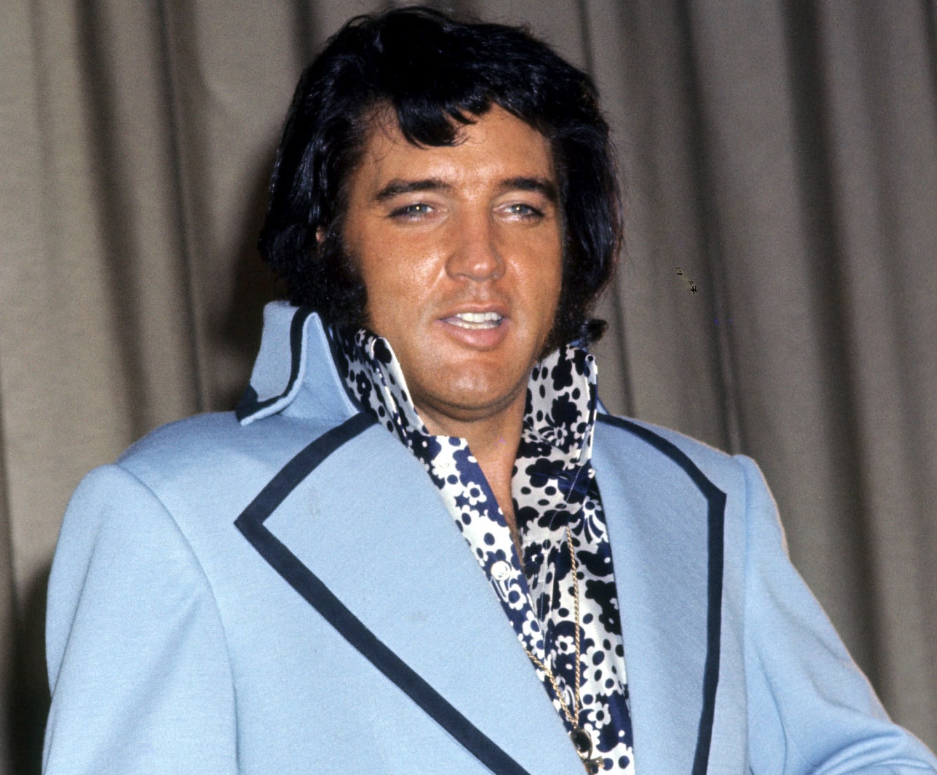 Elvis Fans Make 'Heartbreaking' Observation at Graceland Tribute - Parade