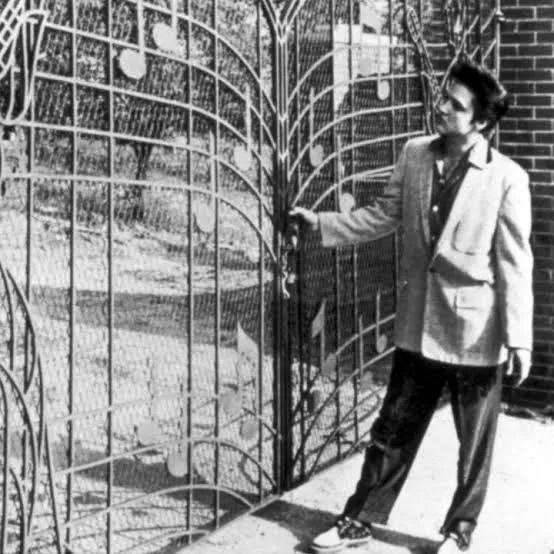 The Day the Gates Sang: The Story of Elvis Presley’s “Music Gates” at Graceland – April 22, 1957