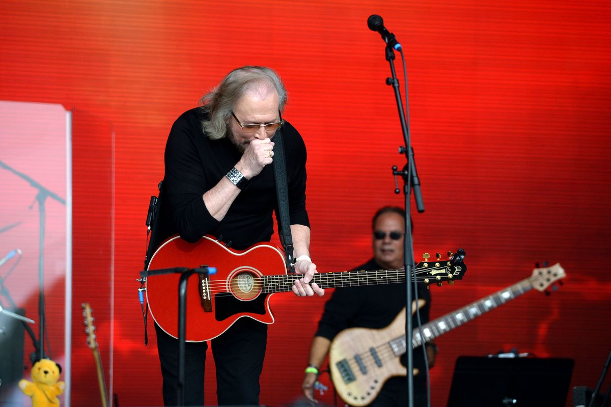 Barry Gibb struggles to keep emotions in check during poignant and popular  Glastonbury Festival Legends performance | Somerset Live