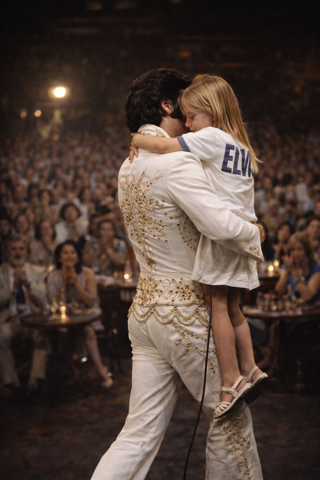 When a King Paused the Spotlight Elvis Saw Little Girl CRYING in Front Row – He Stopped His Biggest Vegas Show For Her D