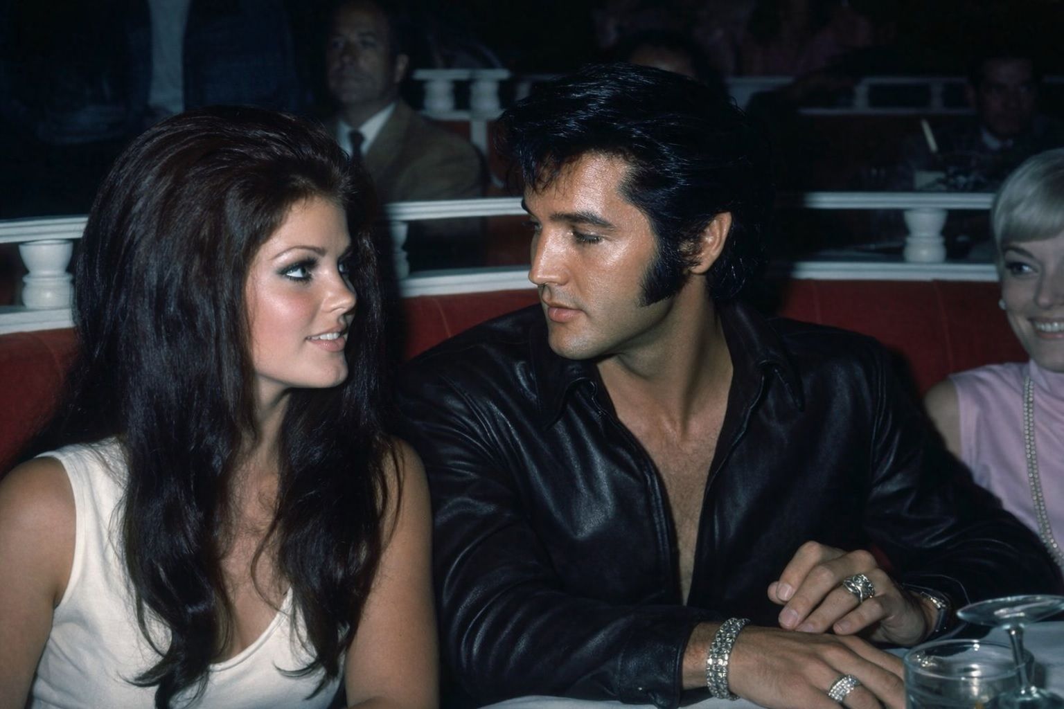 . 60 SECONDS BEFORE THE ROAR — The Secret Moment Elvis Presley Almost Didn’t Walk on Stage