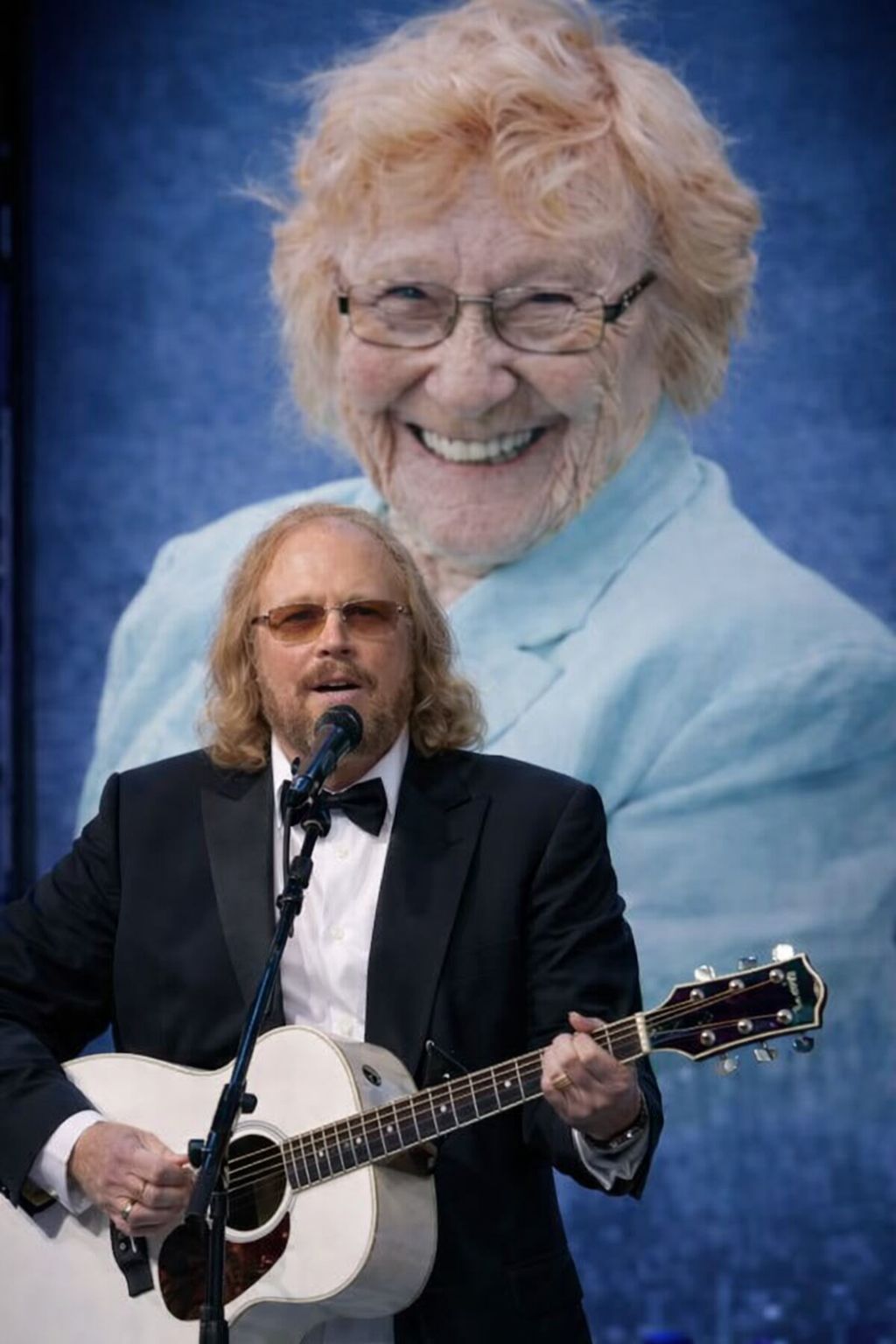 BARRY GIBB SINGS “Mama I’m Coming Home” TO HIS MOTHER FROM HEAVEN — THE TRIBUTE THAT BROUGHT 30,000 HEARTS TO A STANDSTILL!