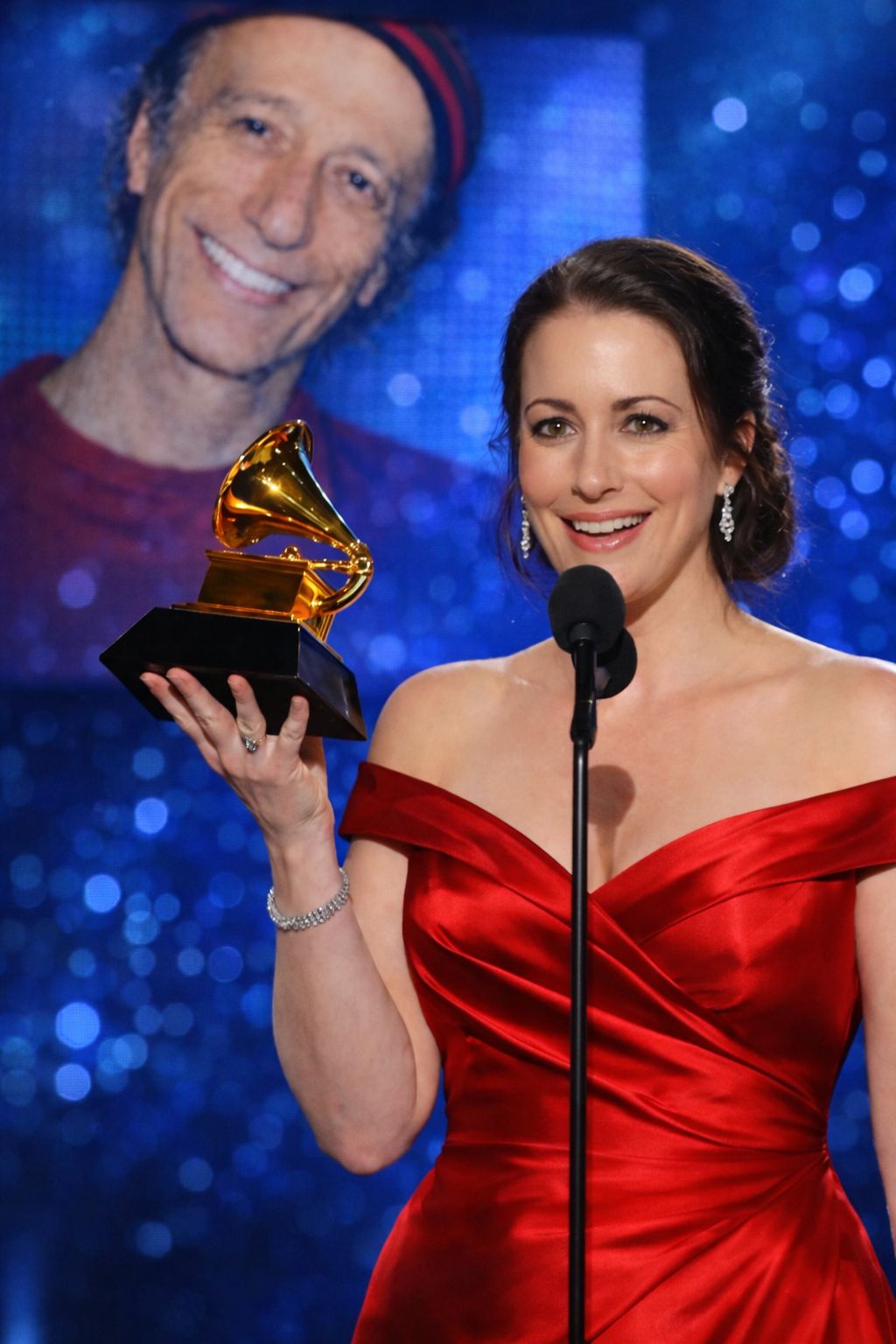 Melissa Gibb moved the entire audience to tears when she stepped up to accept the GRAMMY Gold award for “Best Vocal Performance” on behalf of her late father, Robin Gibb—an honor more precious than ever.