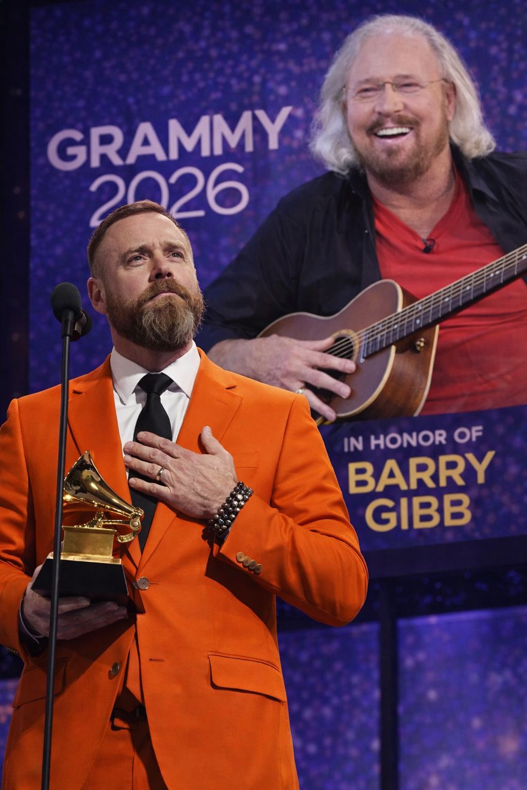 Stephen Gibb moved the entire audience to tears when he stepped up to accept the GRAMMY Gold award for “Best Vocal Performance” on behalf of his legendary father, Barry Gibb…