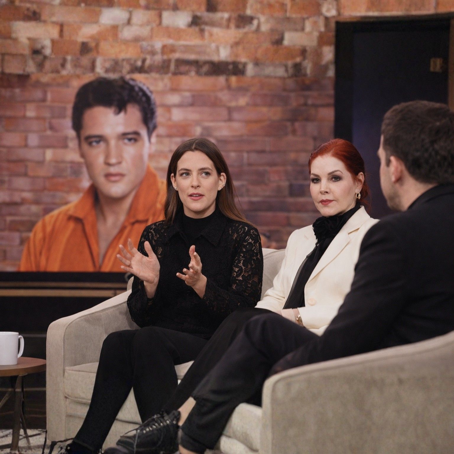 BREAKING NEWS: 35 minutes ago in Nashville. Riley Keough breaks down sharing the last thing her mother Lisa Marie said about Elvis…