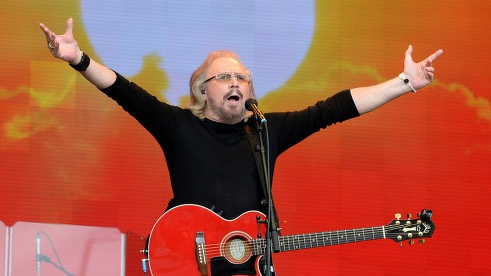 Barry Gibb brings Glastonbury to its feet