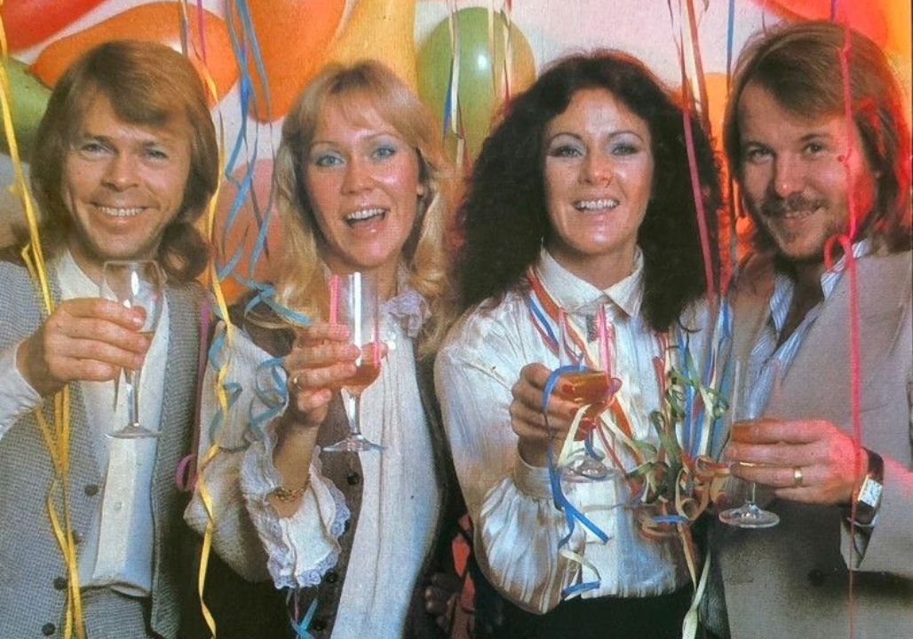 No one expected them to sing — but the National Anthem performed by Agnetha Fältskog and Anni-Frid “Frida” Lyngstad of ABBA brought the entire stadium to tears.