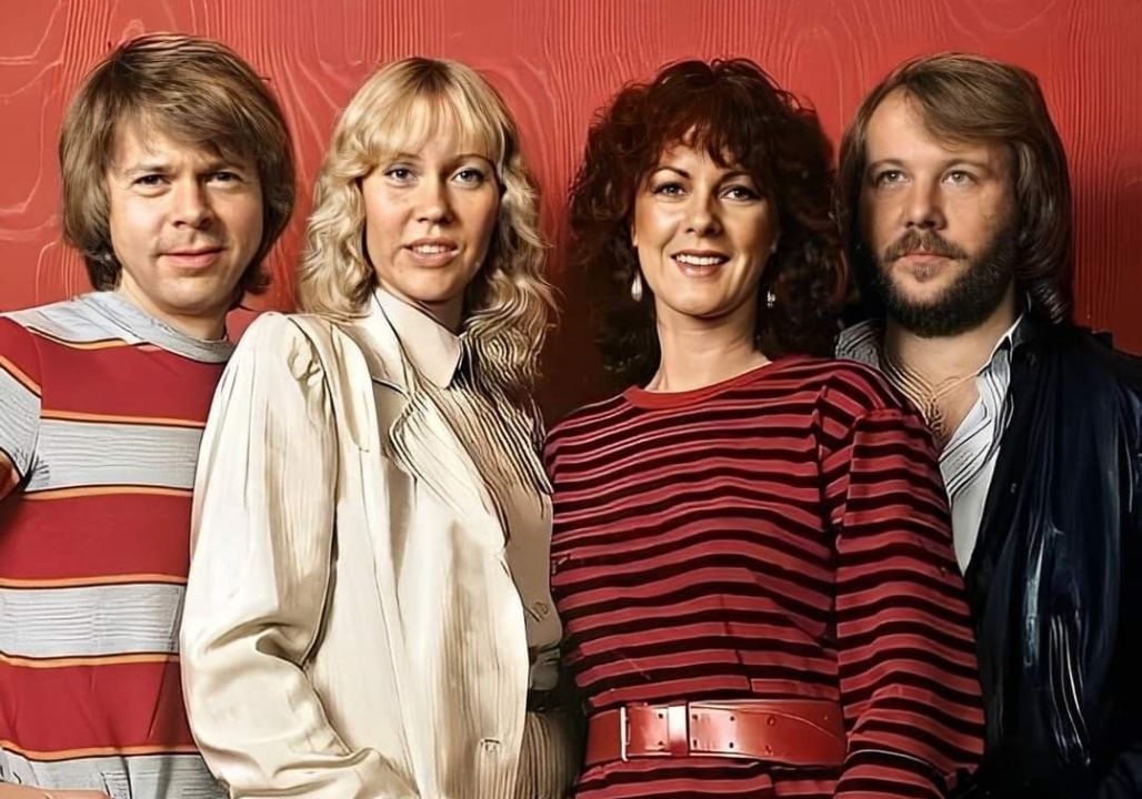 “20,000 FANS HELD THEIR BREATH — FOR ONE SMALL VOICE AND ONE PROUD MOTHER.” The lights dimmed at the end of the show. Agnetha Fältskog stepped back from the microphone.”