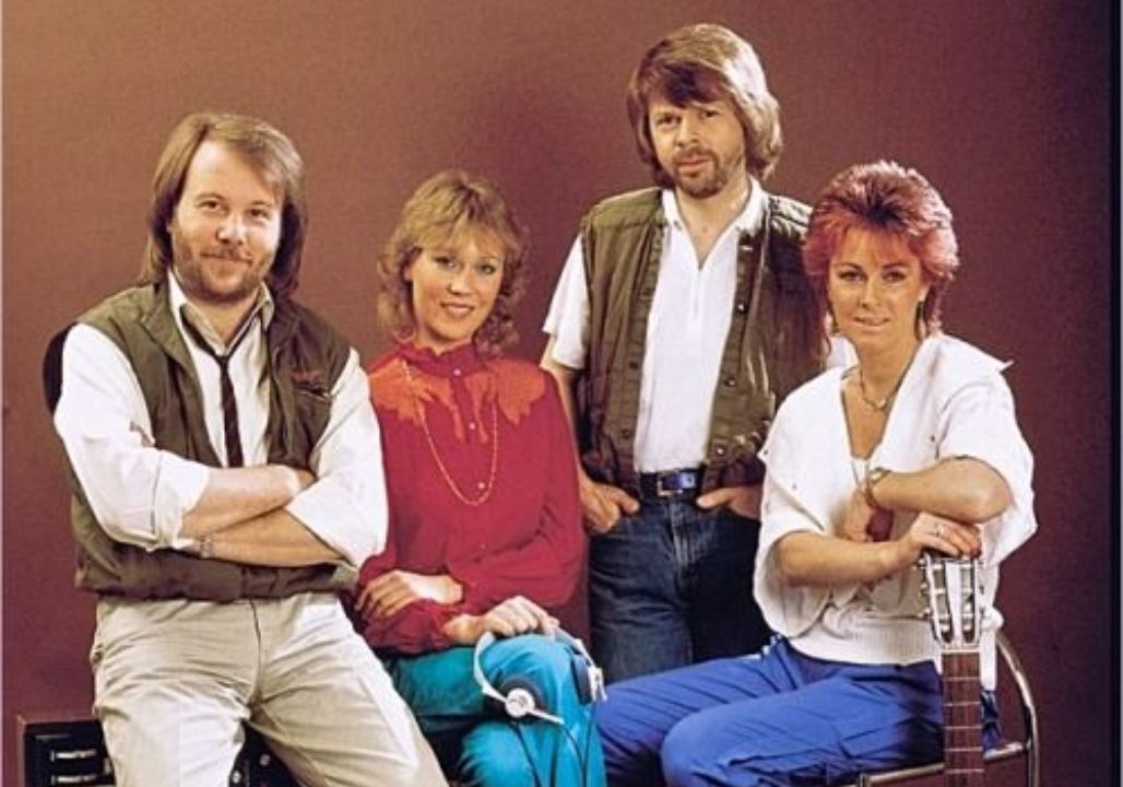 “””20,000 FANS HELD THEIR BREATH — FOR ONE SMALL VOICE AND ONE PROUD MOTHER.” The lights dimmed at the end of the show. Agnetha Fältskog stepped back from the microphone.”””