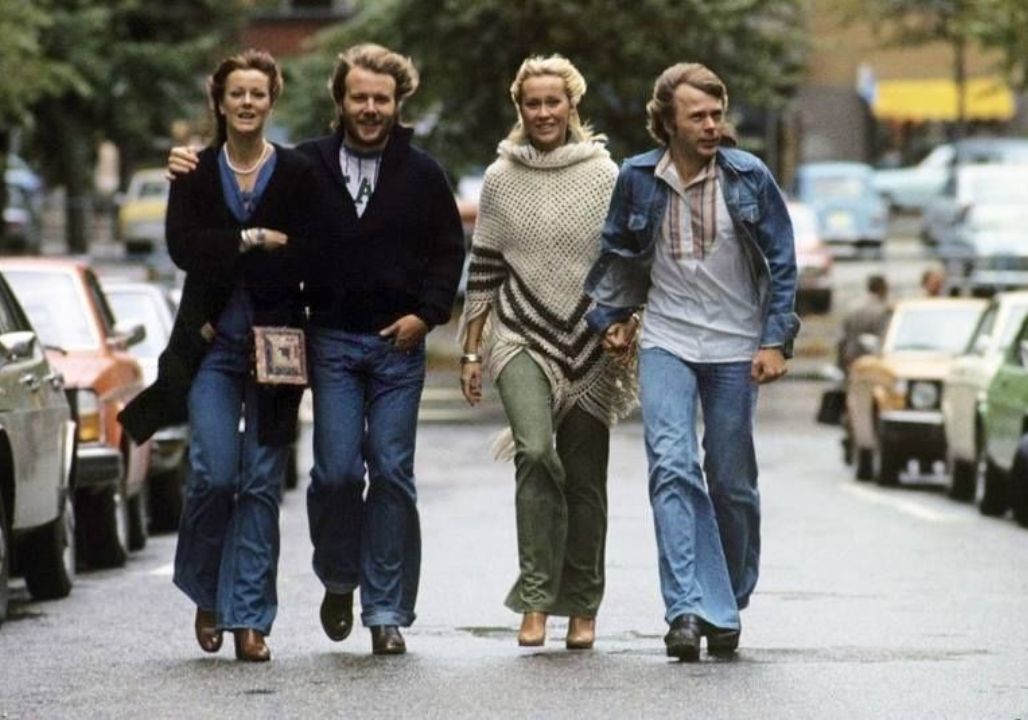 “40,000 PEOPLE. ONE STAGE. ONE ONCE-IN-A-LIFETIME MOMENT.” Agnetha Fältskog & Anni-Frid Lyngstad lit up the stadium with a duet no one will ever witness again.