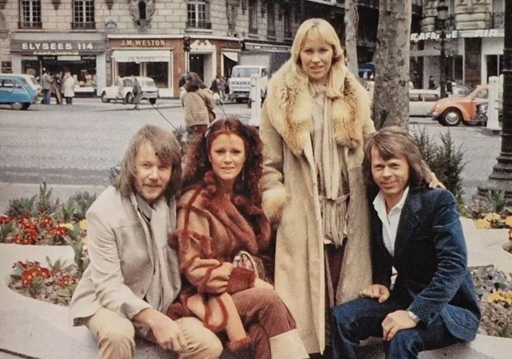 THE ABBA MIRACLE UNFOLDS — In a surprising moment, the grandchildren of ABBA’s members gently stepped onto the stage, delivering a tribute shaped not by speeches, but by music, remembrance, and heartfelt gratitude.