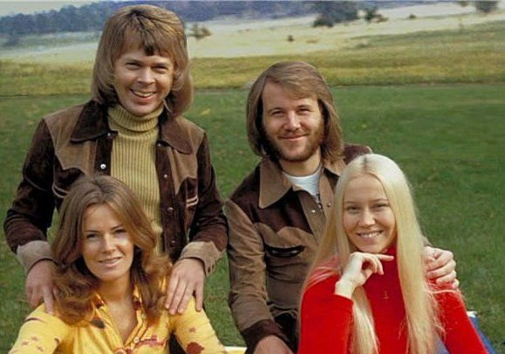 “THE NEW YEAR MOMENT THAT LEFT EVERYONE SPEECHLESS — At 5:30 PM, Frida and Agnetha Returned to a Place Where Time Still Aches. As New Year 2026 arrived, Anni-Frid Lyngstad went back to her home church not as a legend, but as a mother—quietly joined by Agnetha Fältskog. There were no cameras and no music—only silence, tears, and a shared grief that time has never truly softened.”