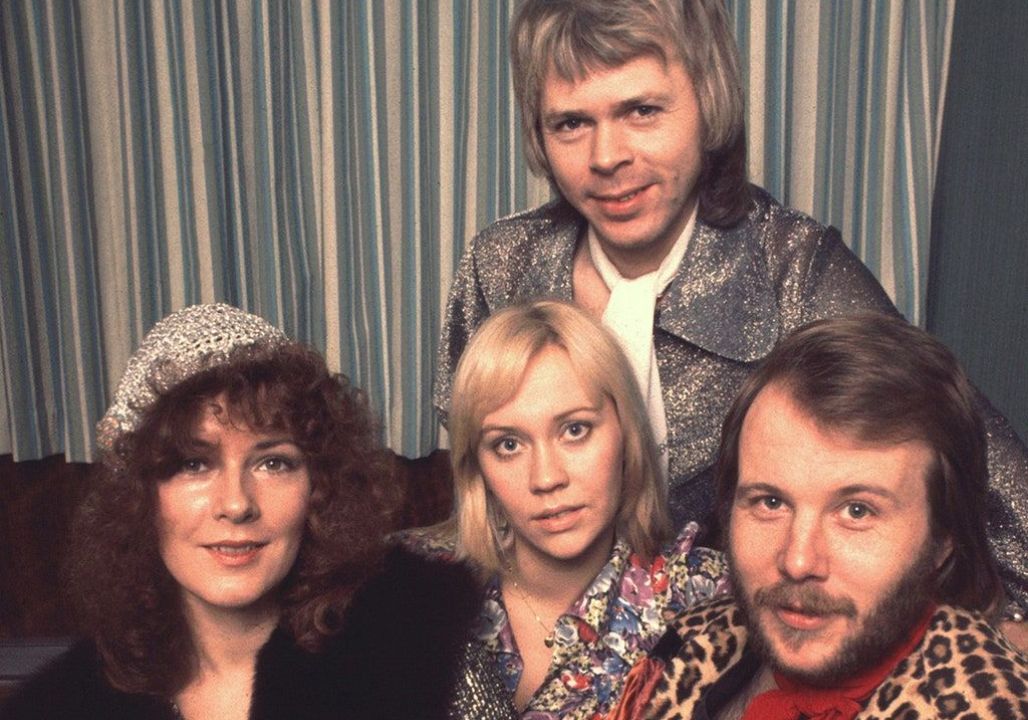 “No one expected them to sing — but ABBA’s rendition of the American National Anthem brought the entire arena to tears. They are known for their commanding presence, their quiet intensity, and the undeniable gravity they carry into every room. But when ABBA — the legendary Swedish pop group and global music icons — stepped up to the microphones, something shifted.”