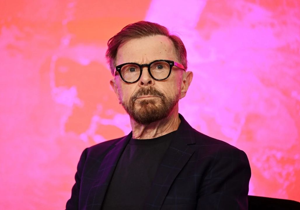 “A SPECIAL MOMENT: Last night, Björn Ulvaeus’s daughter (of ABBA) stepped onto the stage and delivered a deeply emotional rendition of “Thank You for the Music,” as a tribute to her father — who was quietly watching from the audience. There was no attempt to replicate Björn’s legendary songwriting voice. Instead, the performance carried something far more intimate: a daughter’s gratitude, expressed through the very music that shaped her family’s life.”