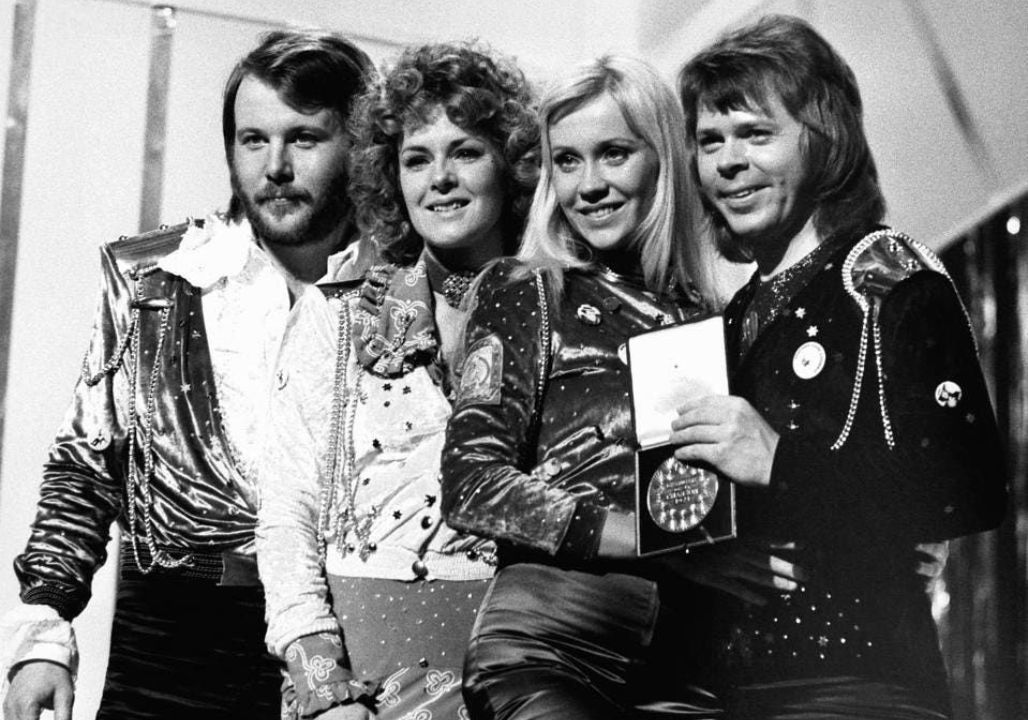 “20,000 FANS HELD THEIR BREATH — FOR ONE SMALL VOICE AND ONE PROUD MOTHER.” The lights dimmed at the end of the show. Agnetha Fältskog stepped back from the microphone.  “