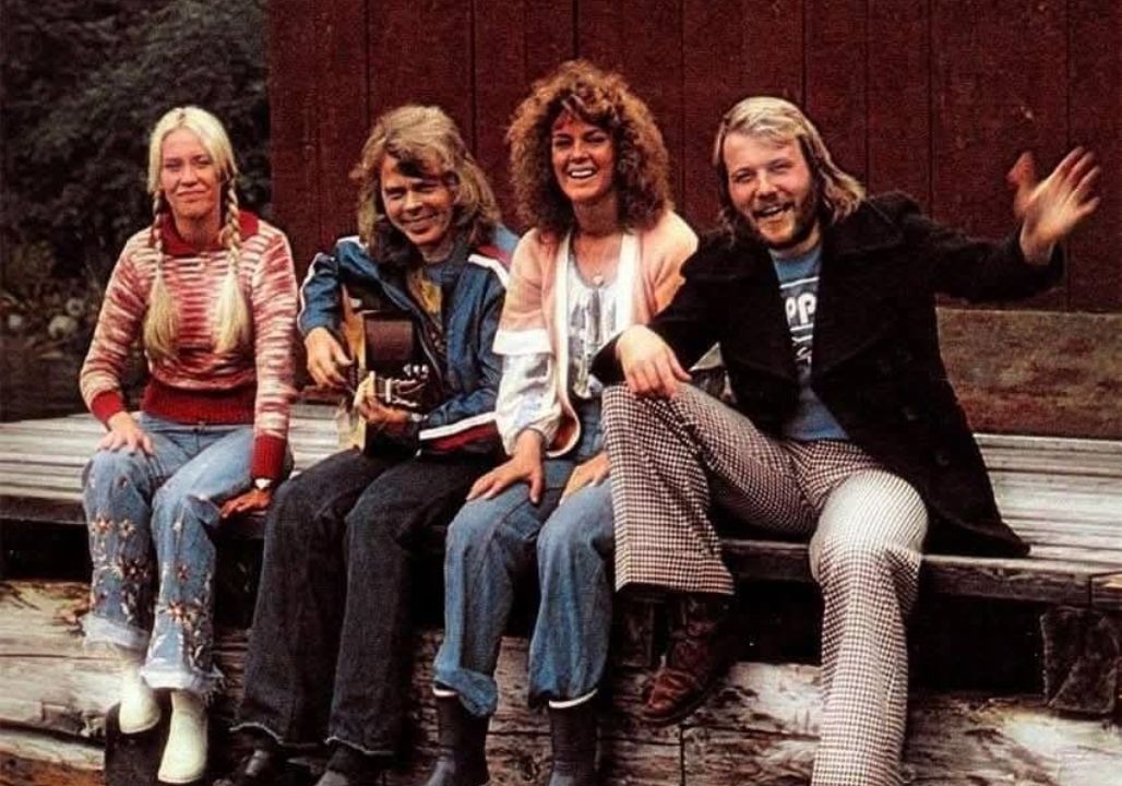 No one expected them to sing — but the National Anthem performed by Agnetha Fältskog and Anni-Frid “Frida” Lyngstad of ABBA brought the entire stadium to tears…